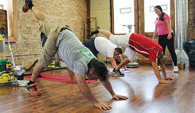 4 C2 817 Wfb As17 Yoga Group Triangle Leg Up Sm