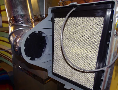 With the cover removed, I could see that the damper was, indeed, closed.