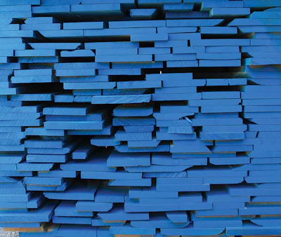 To reduce end splits, every board has blue end-wax applied to slow down the wicking process.