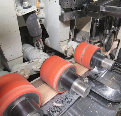 (4) Inside the side-matching machine.