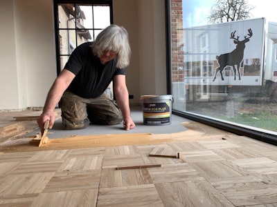 Wood floor pro Filip Redant installs a typical subfloor in Belgium.