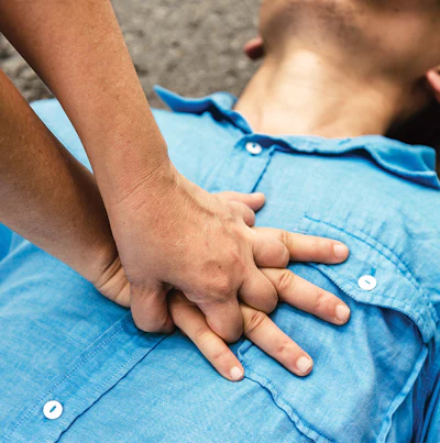 4 N 1219 Wfb Dj20 First Aid Chest Compressions Shutterstock 657810997 Med