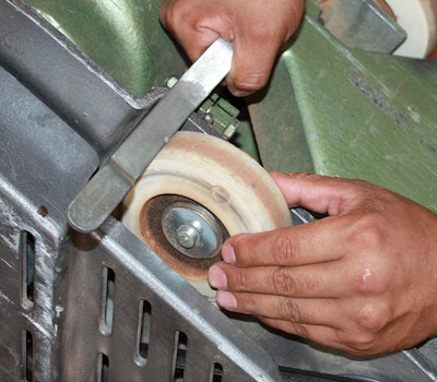 Hhh 1220 Wfb Dj21 Techn Checking Flatness Img 3179 Med