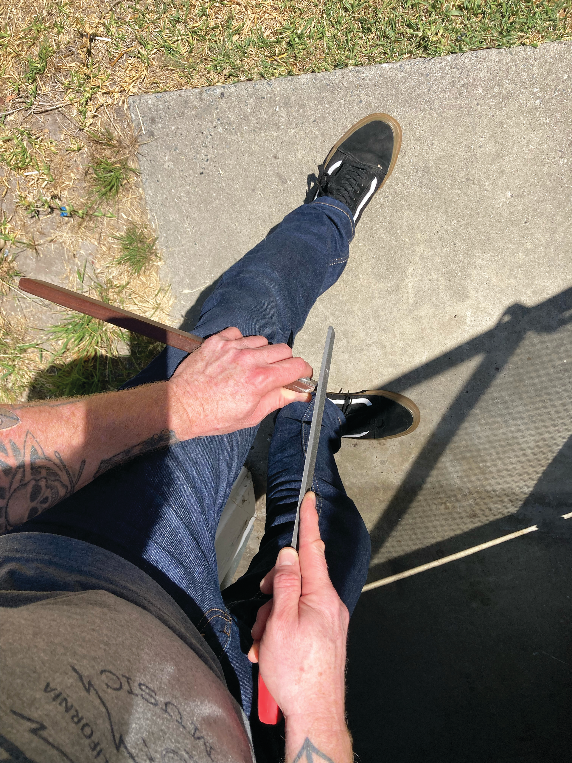 Именно так я предпочитаю затачивать многие свои скребки. Я отслеживаю шаг/угол лезвия и пропускаю напильник прямо по лезвию. Я предпочитаю направлять лезвие от себя, не допуская заточки напильника. Это работает для меня — у многих людей есть разные техники. (Смотрите видео ниже, показывающее, как я точу свои лезвия.)