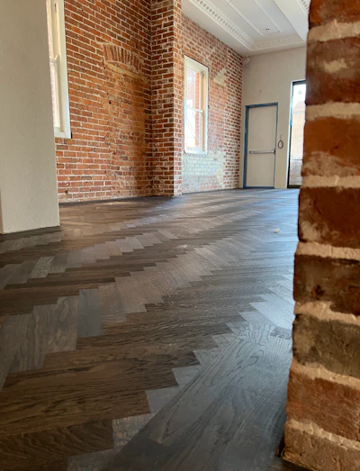 Flooring: STG | Species: American oak | Finish: Fiddes | Adhesive: MAPEI | Equipment: Frank