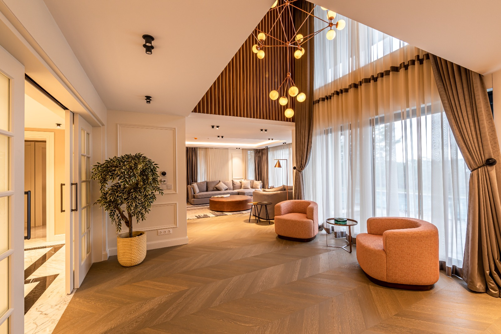 H&uuml;ni Parke installed 1,700 square feet of chevron oak flooring in this modern-style home in Istanbul.