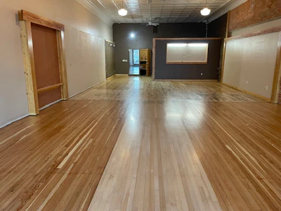 The floor after coating—the maple in the middle and larch on the sides are clearly visible now.