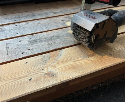 For pickets, handrails, treads and risers, I use a hand-held wirebrushing tool; this one is the FG Terrassen Randy. Its brushes come in the same grits as the bigger machine.