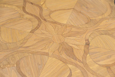 Vivash purposefully arranged pink- and green-toned pieces of varying grains to achieve a deeper dimension.