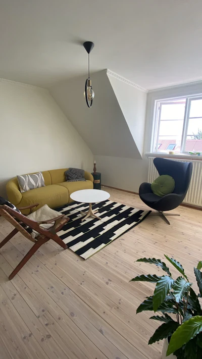 Arturas used to use white pigmented oil and clear lacquer to achieve the raw, Scandinavian look. Now he uses Bona Traffic Raw and Bona Classic UX Primer.